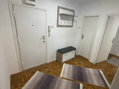 Izdavanje, trosoban stan, 70m², Centar, Bar - image 8