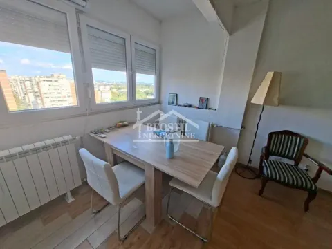 Trpezarijski sto sa stolicama u dnevnoj sobi pored prozora. - image 3