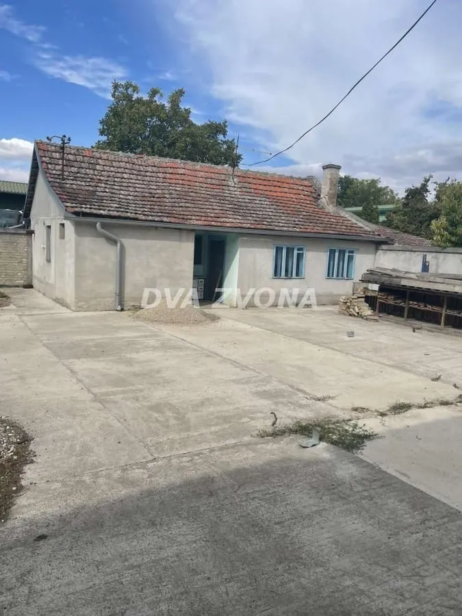 Pogled na stariju kuću sa dvorištem.