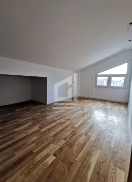Prazna potkrovna prostorija sa drvenim podom i prozorom. - image 4