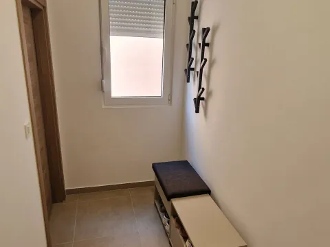 Izdavanje, dvosoban stan, 70m², Radanovići, Kotor - image 17