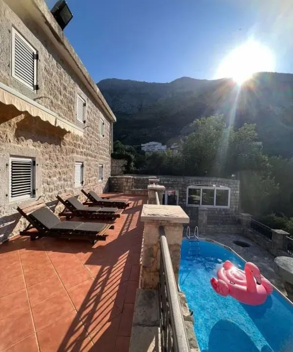 Stan-na-dan, ugostiteljski objekat, 443m², Reževići, Budva