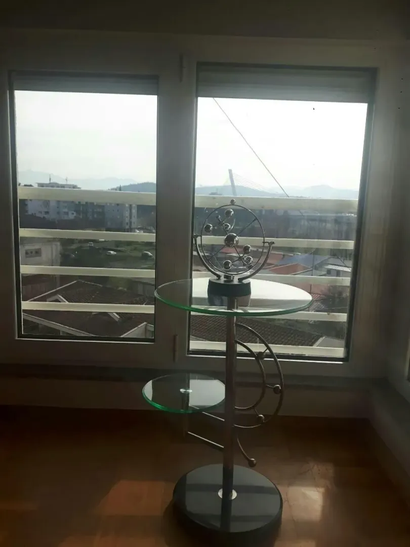 Pogled kroz prozor sa ukrasnim stalkom u krupnom planu.