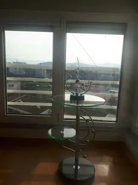Pogled kroz prozor sa ukrasnim stalkom u krupnom planu. - image 3