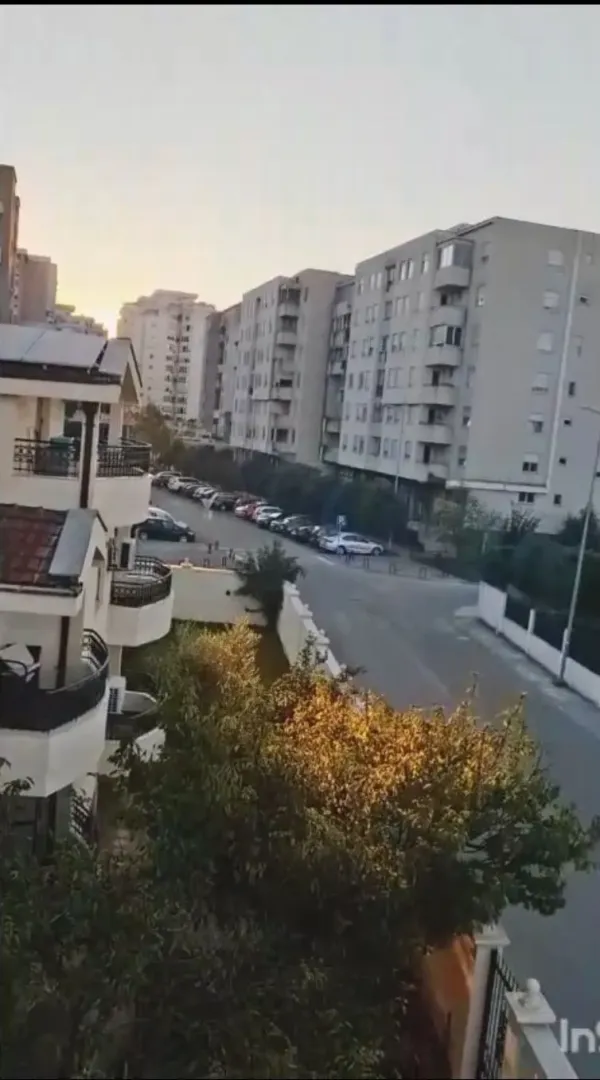 Pogled sa terase na ulicu i susjedne stambene zgrade tokom zalaska sunca.