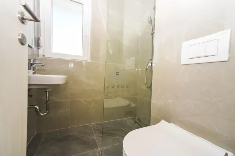 Moderne kupatilo sa tuš kabinom, umivaonikom i ugradnim WC šoljom. - image 8
