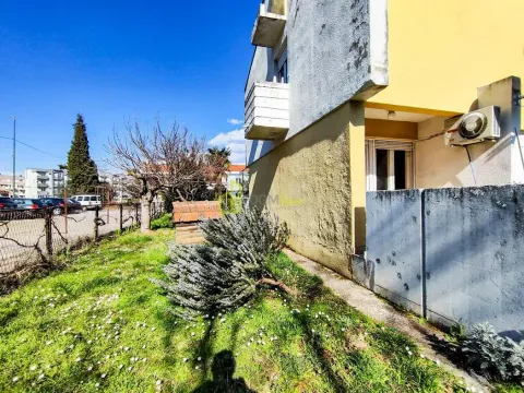 Pogled na dvorište i spoljašnji dio stambene zgrade. - image 7