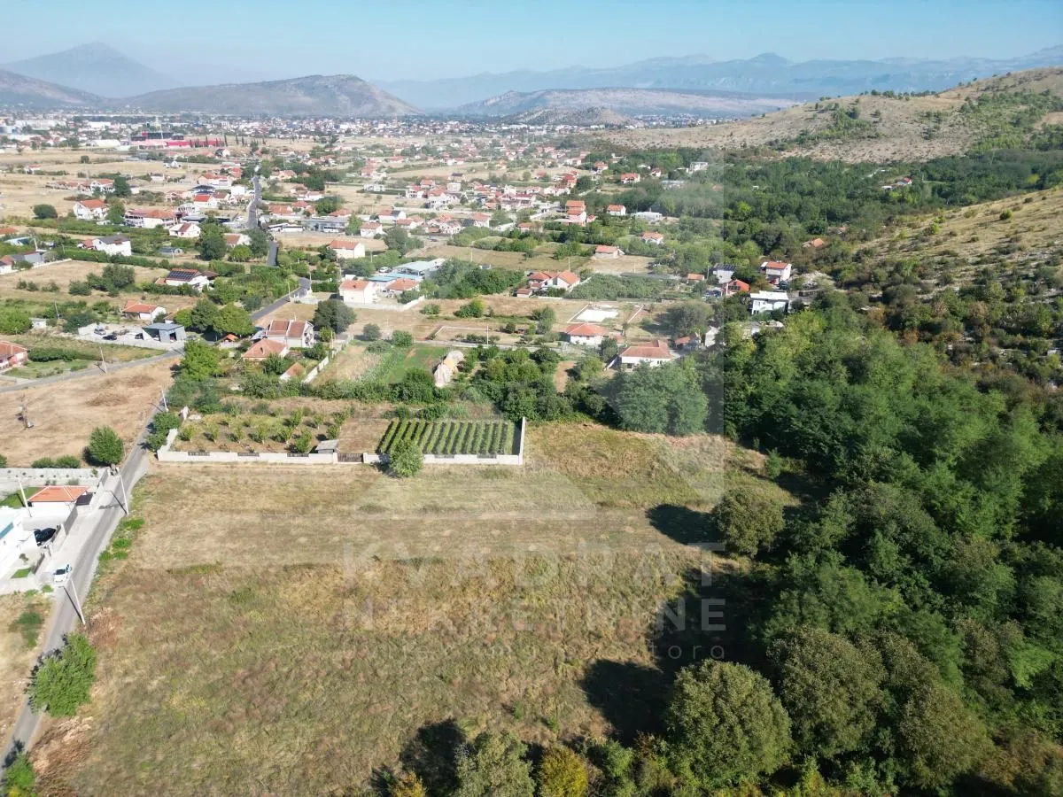 Pogled iz vazduha na okolno naselje i prirodu.