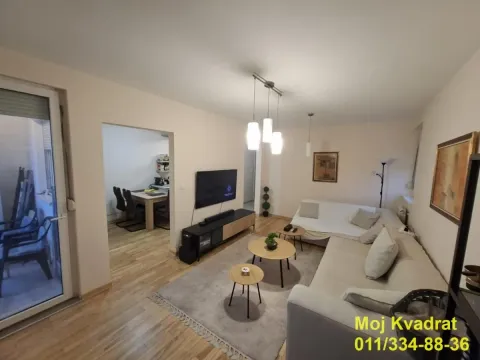 Dnevna soba sa garniturom, stočićima i televizorom, sa pogledom na trpezariju. - image 3