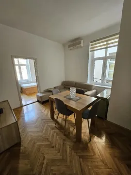 Dnevna soba sa trpezarijskim stolom i garniturom za sedenje. - image 6