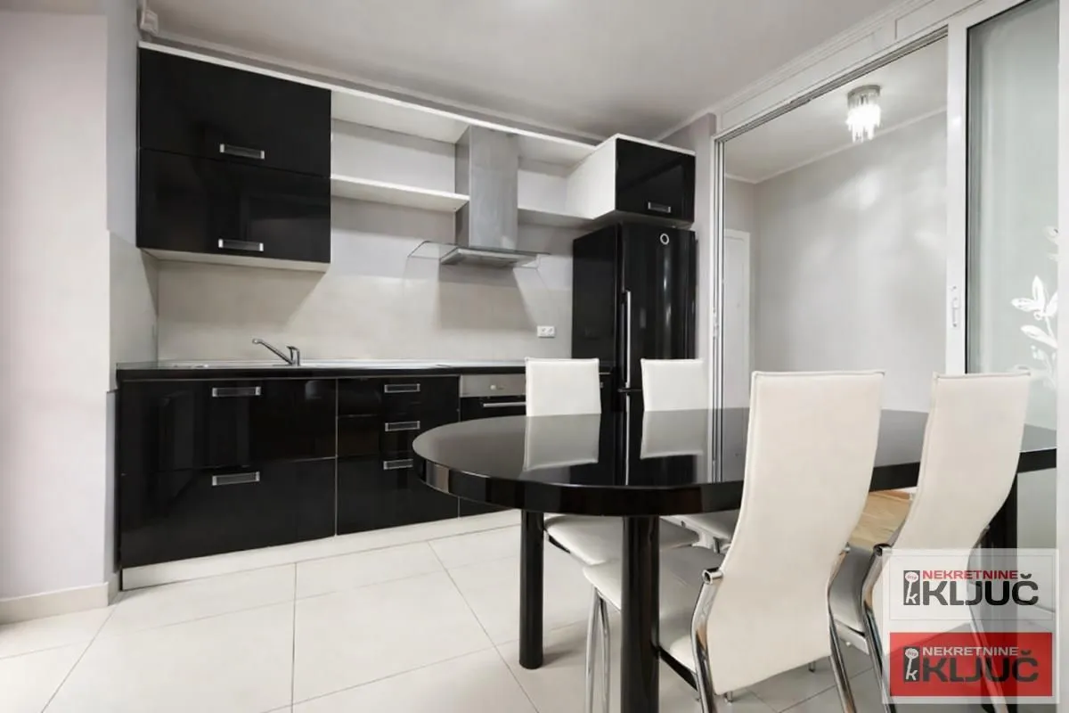 Prodaja, trosoban stan, 78m², Centar, Novi Sad