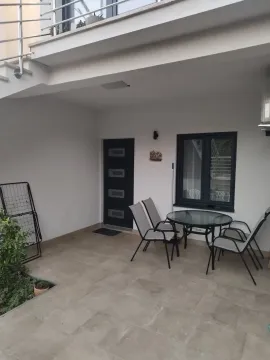 Natkriveni popločani ulazni dio kuće sa garniturom za sjedenje. - image 8