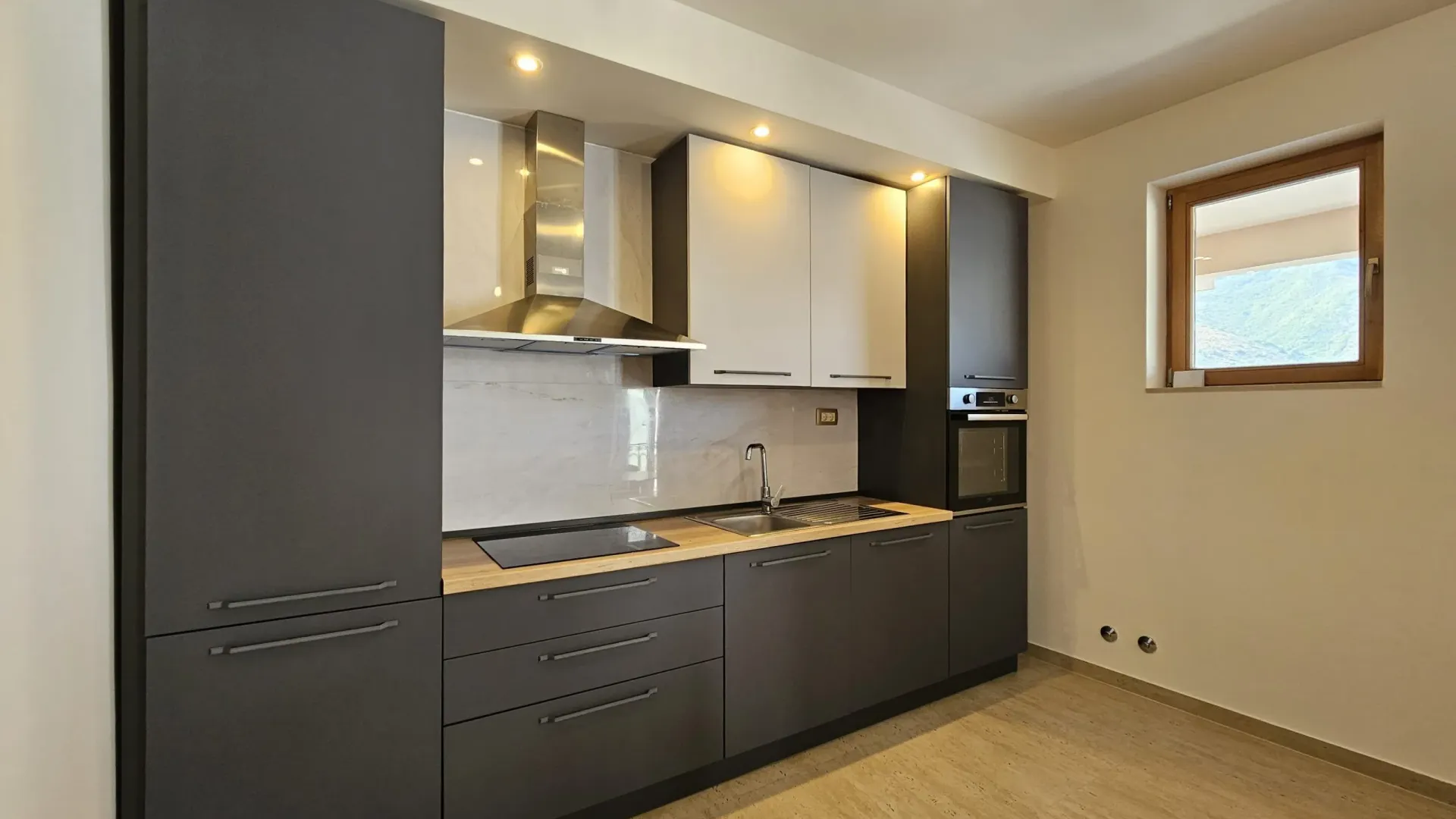 Prodaja, dvosoban stan, 106m², Dobrota, Kotor