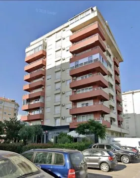 Pogled na spoljašnjost stambene zgrade sa terasama i parkingom u prizemlju. - image 6