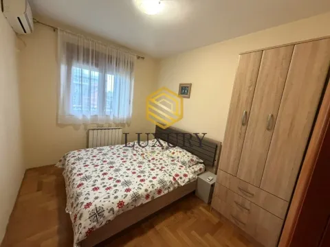 Namještena spavaća soba sa bračnim krevetom i ormarom. - image 10