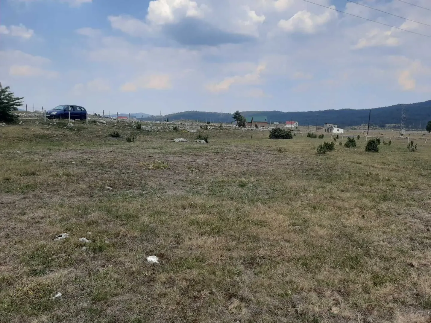 Prostran plac na mirnoj lokaciji okružen prirodom.