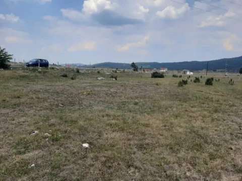 Prostran plac na mirnoj lokaciji okružen prirodom. - image 2