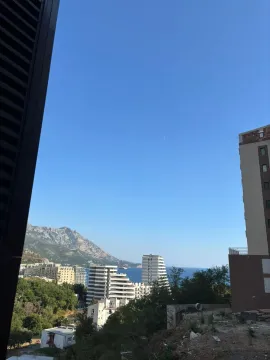 Pogled na grad, more i okolne planine sa terase. - image 11
