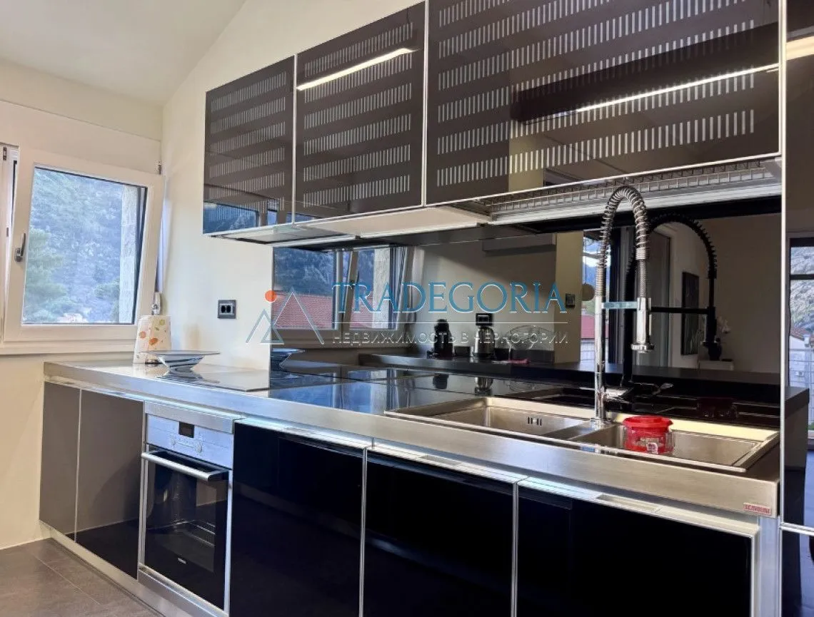 Prodaja, dvosoban stan, 129m², Dobrota, Kotor