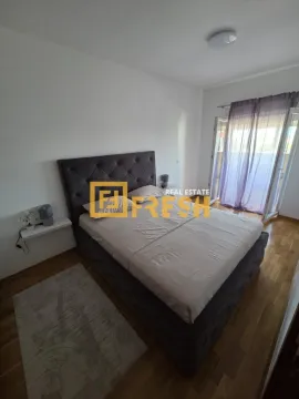 Spavaća soba sa bračnim krevetom i izlazom na terasu. - image 3