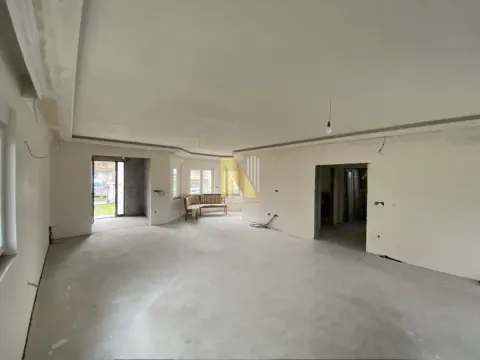 Prodaja, kuća, 304m², Centar, Žabljak - image 2