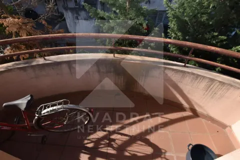 Zaobljeni balkon sa metalnom ogradom i pogledom na zelenilo. - image 15