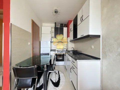 Small equipped kitchen with a dining table. - image 4