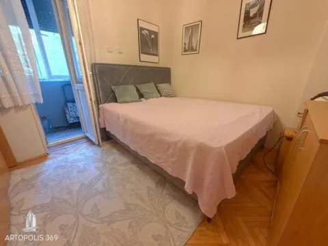 Nameštena spavaća soba sa bračnim krevetom i izlazom na terasu. - image 11
