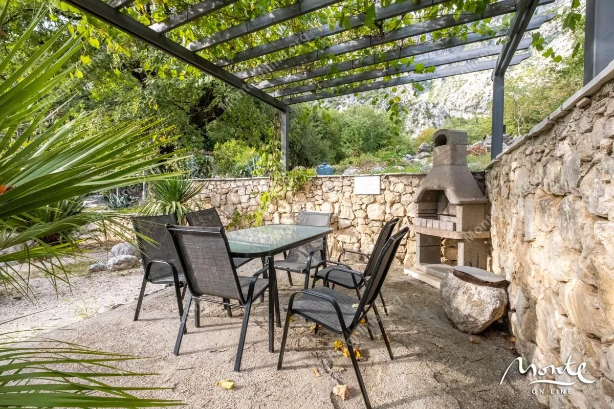 Prodaja, dvosoban stan, 105m², Orahovac, Kotor