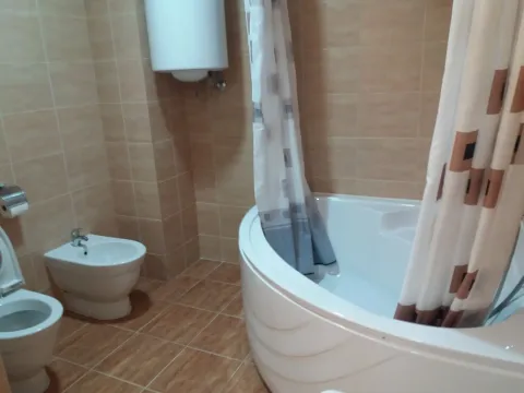 Kupatilo sa velikom ugaonom kadom, bideom i toaletom. - image 3