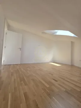 Prazna soba sa drvenim podom i krovnim prozorom. - image 12
