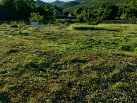 Travnata parcela sa pogledom na brda i prirodu. - image 2