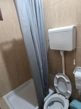 Manje kupatilo sa tuš kabinom i wc šoljom. - image 4