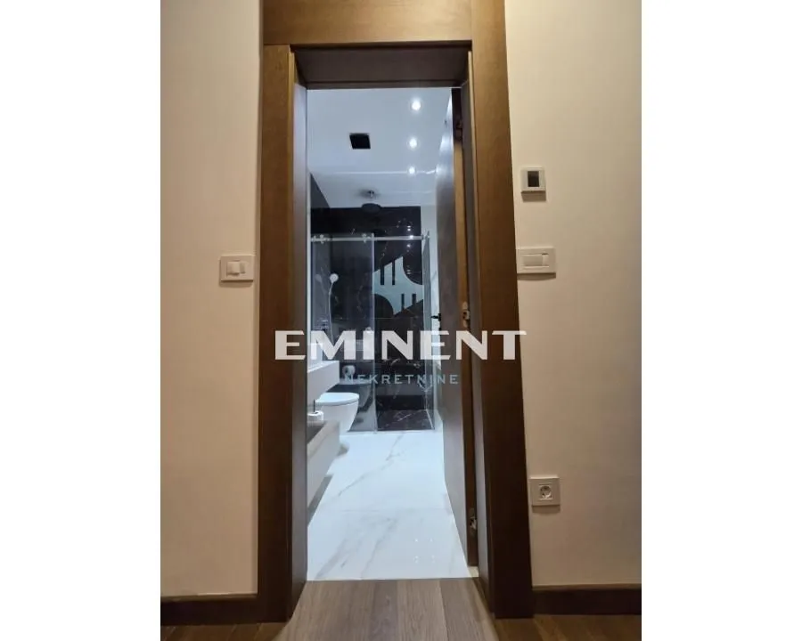 Prodaja, trosoban stan, 76m², Centar, Zlatibor
