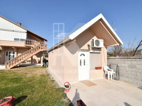 Izdavanje, kuća, 500m², Tološi, Podgorica - image 31