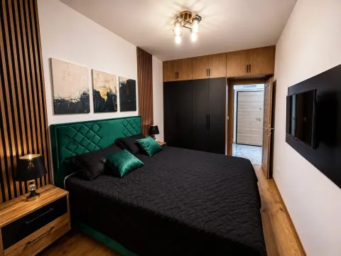 Moderna spavaća soba sa bračnim krevetom, ugradnim plakarima i TV-om. - image 7