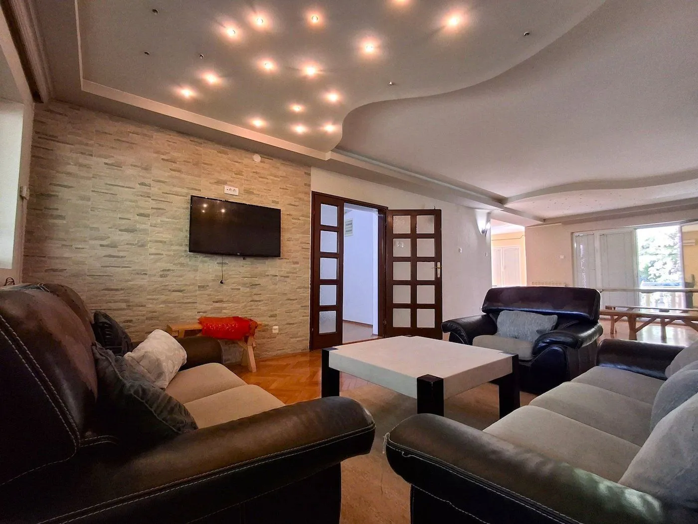 Izdavanje, kuća, 350m², Dahna, Podgorica