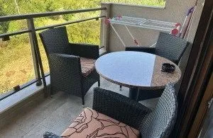 Namješten balkon sa garniturom za sjedenje i pogledom na zelenilo. - image 8