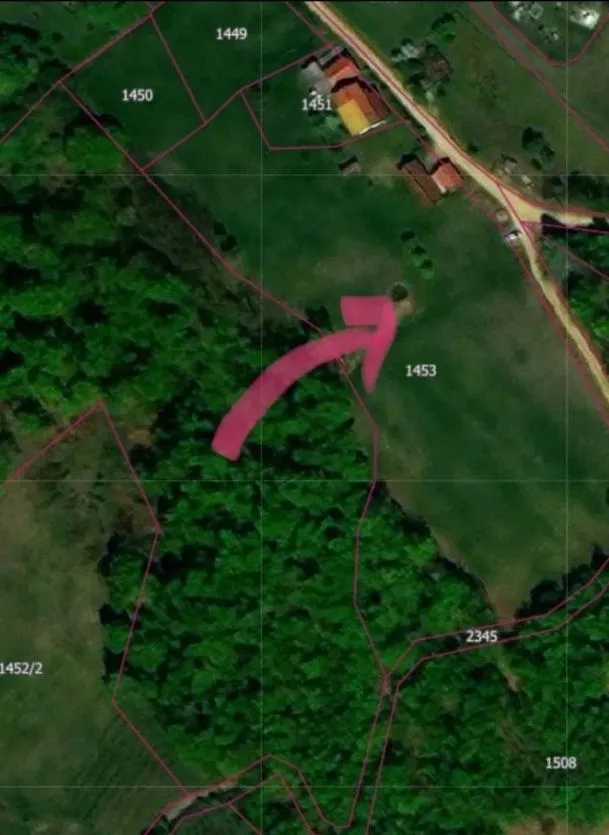 Satelitski snimak zemljišta sa ucrtanim katastarskim parcelama i strelicom.
