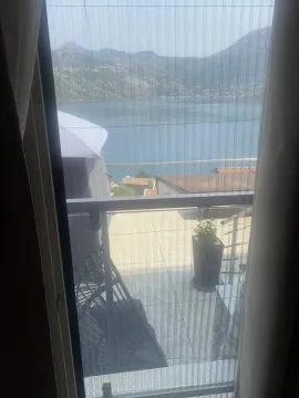 Pogled na more i planine kroz balkonska vrata sa mrežicom. - image 22