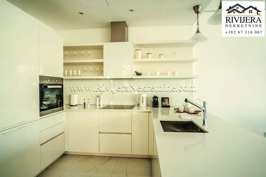 Sale, two bedroom apartment, 155m², Bečići, Budva
