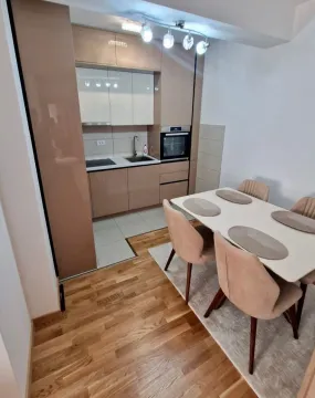 Moderna kuhinja sa trpezarijom i ugradnim elementima. - image 3