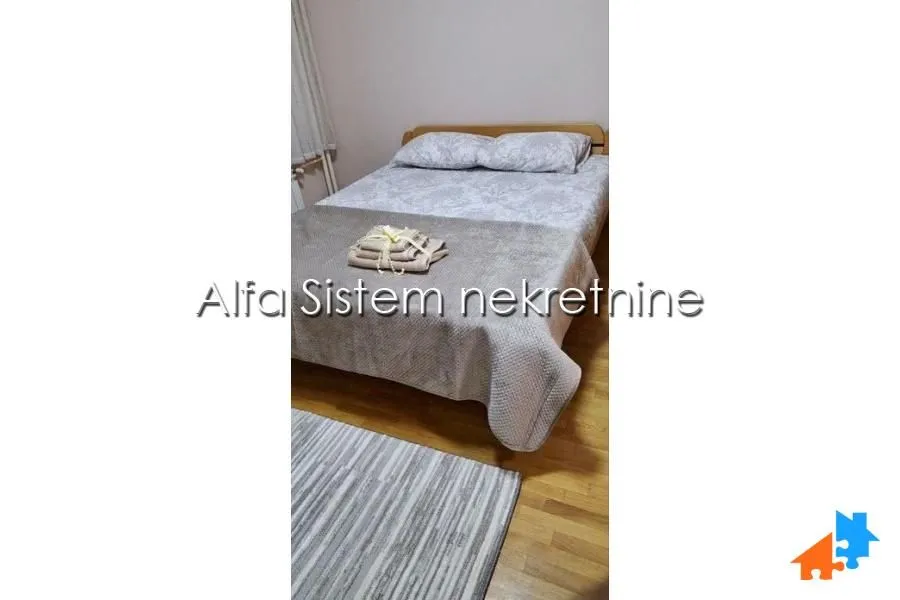 Spavaća soba sa bračnim krevetom.