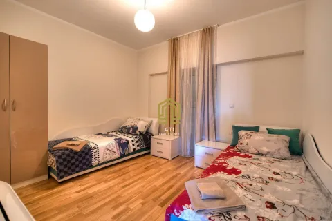 Spavaća soba sa dva kreveta i garderoberom. - image 7