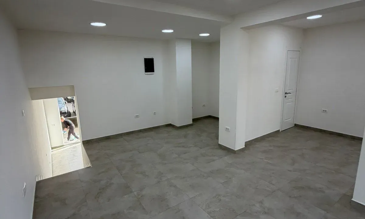 Rent, office space, 57m², Krivi Most, Podgorica
