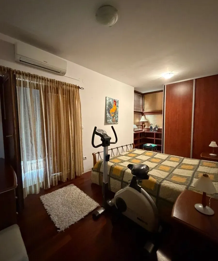 Izdavanje, trosoban stan, 100m², Gorica C, Podgorica