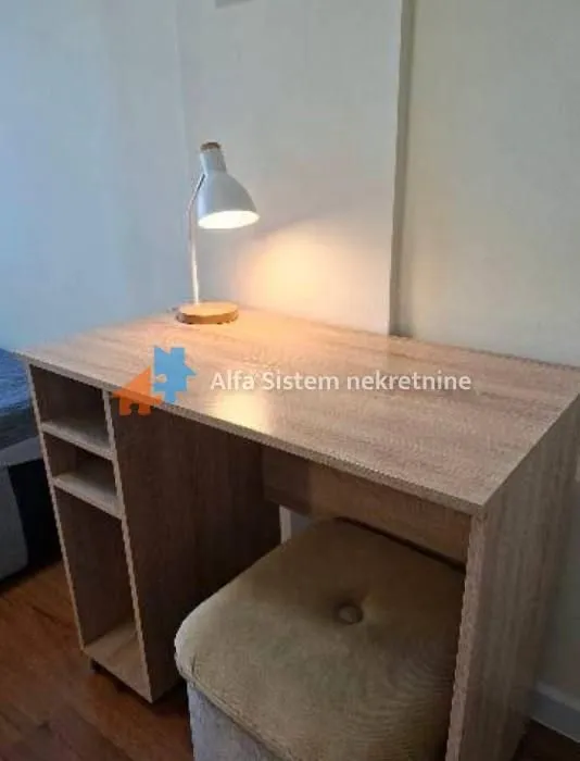 Radni sto sa lampom i tabureom.