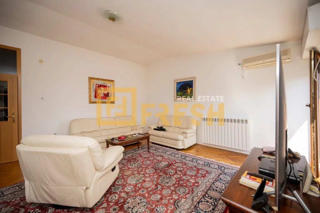 Izdavanje, trosoban stan, 140m², Gorica C, Podgorica