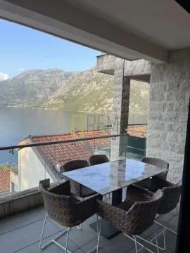 Namještena terasa sa trpezarijskim stolom i pogledom na more. - image 16