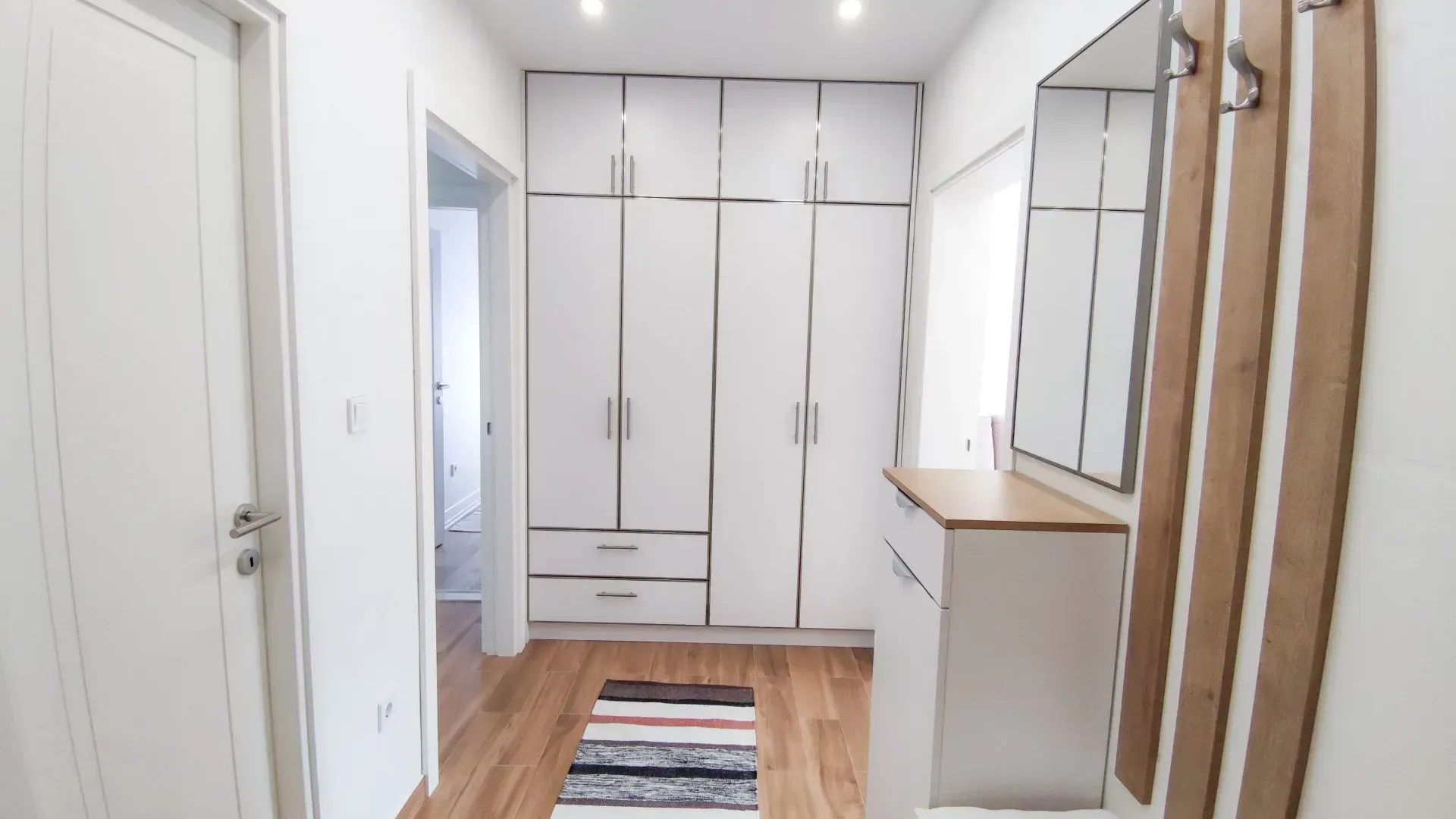 Izdavanje, dvosoban stan, 86m², Centar, Podgorica